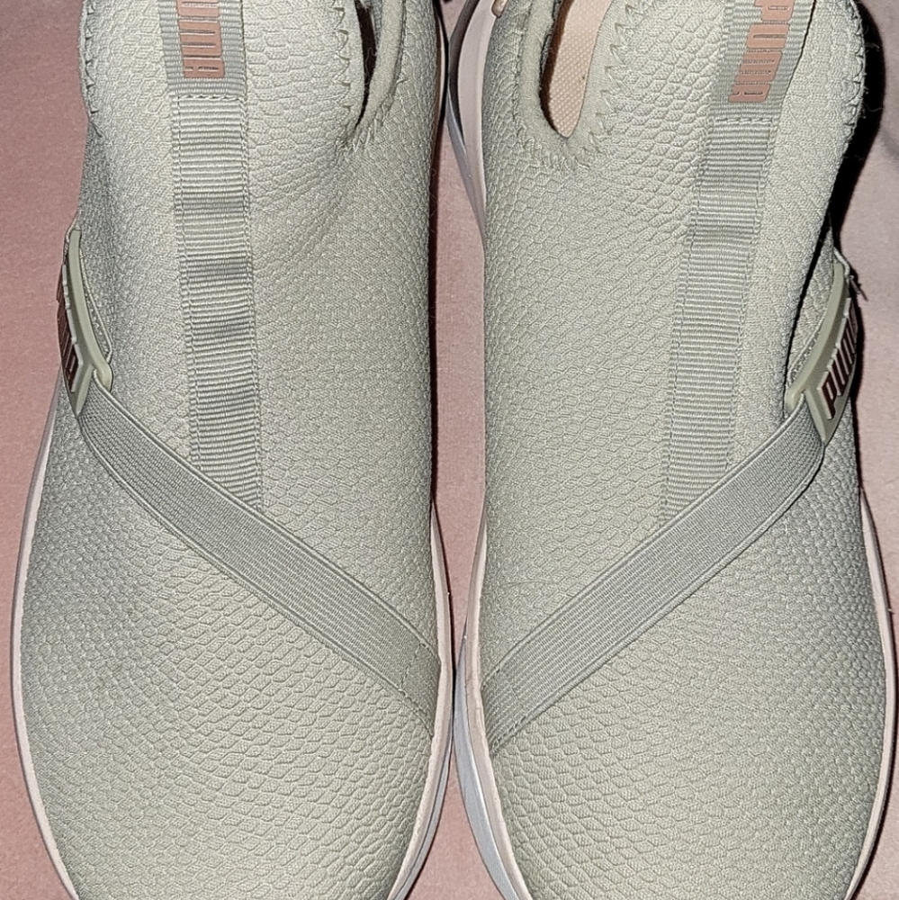 Woman's puma sneakers